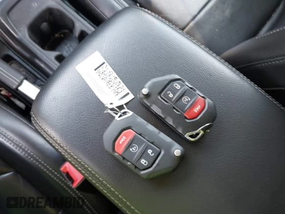 ✅ 2018 Jeep Wrangler Unlimited Sahara • VIN: 1C4HJXEG1JW159817 • Lot: 42565032. Wystawiony na IAAI z przebiegiem 158 695 mil. Bezpłatny archiwum sprzedaży aukcyjnych z USA i szczegółowy raport historii pojazdu na DreamBid. Zdjęcie 11.