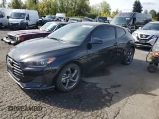 ✅ 2019 Hyundai Veloster 2.0 • VIN: KMHTG6AF5KU013249 • Lot: 84458875. Wystawiony na Copart z przebiegiem 71 209 mil. Bezpłatny archiwum sprzedaży aukcyjnych z USA i szczegółowy raport historii pojazdu na DreamBid. Zdjęcie 1.