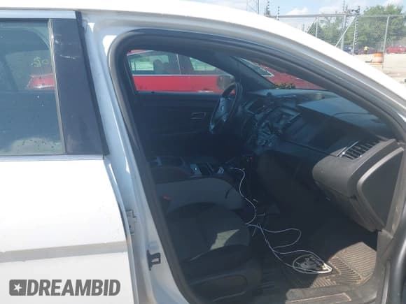 ✅ 2013 Ford Police Interceptor • VIN: 1FAHP2M8XDG127013 • Lot: 42692806. Wystawiony na IAAI z przebiegiem 265 436 mil. Bezpłatny archiwum sprzedaży aukcyjnych z USA i szczegółowy raport historii pojazdu na DreamBid. Zdjęcie 5.