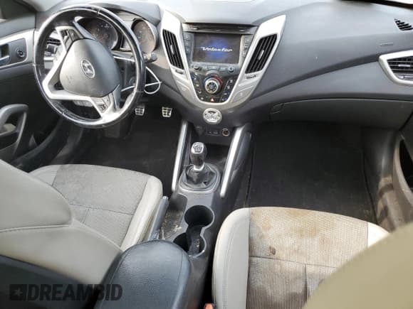 ✅ 2014 Hyundai Veloster • VIN: KMHTC6AD2EU208806 • Lot: 71159544. Wystawiony na Copart z przebiegiem 154 204 mil. Bezpłatny archiwum sprzedaży aukcyjnych z USA i szczegółowy raport historii pojazdu na DreamBid. Zdjęcie 8.