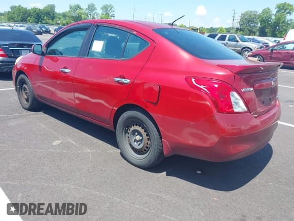 ✅ 2013 Nissan Versa SV • VIN: 3N1CN7AP2DL824175 • Lot: 42556114. Wystawiony na IAAI z przebiegiem 211 081 mil. Bezpłatny archiwum sprzedaży aukcyjnych z USA i szczegółowy raport historii pojazdu na DreamBid. Zdjęcie 3.