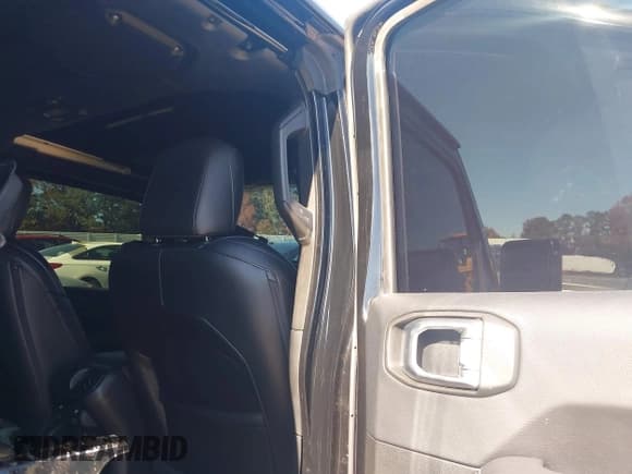 ✅ 2019 Jeep Wrangler Unlimited Sahara • VIN: 1C4HJXEG1KW572693 • Lot: 43697259. Listed on IAAI with 42,087 mi. Free auction sales archive from the USA and detailed vehicle history report at DreamBid. Image 8.