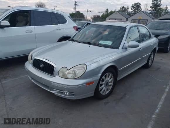 2003 Hyundai Sonata GLS z VIN KMHWF35H23A902622, wystawiony jako IAAI lot #41914230 z przebiegiem 138 312 mil mil oraz . Historia ofert i sprzedaży dostępna na DreamBid. Obrazek 2.