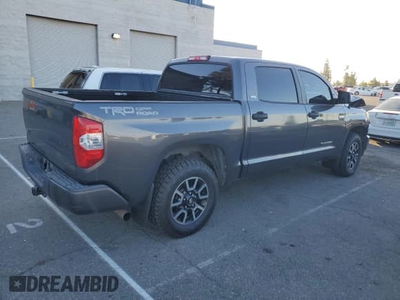 ✅ 2017 Toyota Tundra SR5 • VIN: 5TFEY5F1XHX219594 • Лот: 90848975. Опубликован ранее на Copart с пробегом 238 514 миль. Бесплатный доступ к архиву аукционных продаж из США и подробный отчёт об истории автомобиля на DreamBid. Изображение 3.