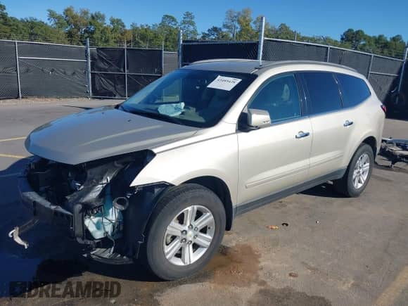 2014 Chevrolet Traverse LT z VIN 1GNKRHKD5EJ134069, wystawiony jako IAAI lot #43489428 z przebiegiem 151 134 mil mil oraz . Historia ofert i sprzedaży dostępna na DreamBid. Obrazek 2.