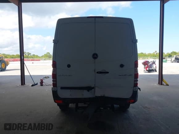 ✅ 2014 Mercedes-Benz Sprinter Cargo • VIN: WD3PE7DC8E5835913 • Lot: 43717453. Wystawiony na IAAI z przebiegiem 94 062 mil. Bezpłatny archiwum sprzedaży aukcyjnych z USA i szczegółowy raport historii pojazdu na DreamBid. Zdjęcie 16.