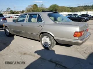 ✅ 1990 Mercedes-Benz 420 SEL • VIN: WDBCA35E3LA500747 • Lot: 74351004. Wystawiony na Copart z przebiegiem 132 480 mil. Bezpłatny archiwum sprzedaży aukcyjnych z USA i szczegółowy raport historii pojazdu na DreamBid. Zdjęcie 2.