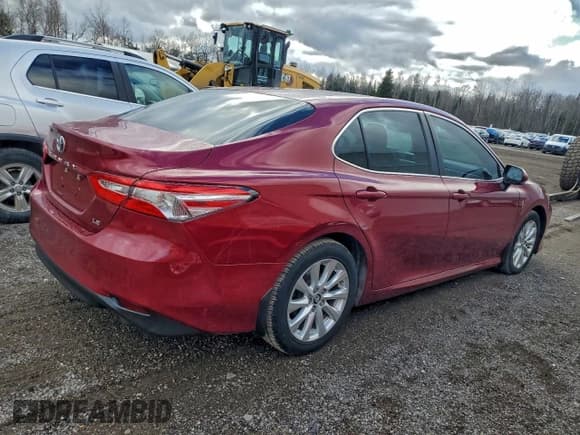 ✅ 2018 Toyota Camry LE • VIN: 4T1B11HK2JU503598 • Лот: 93898445. Опубликован ранее на Copart с пробегом 186 431 миль. Бесплатный доступ к архиву аукционных продаж из США и подробный отчёт об истории автомобиля на DreamBid. Изображение 3.