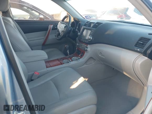 ✅ 2010 Toyota Highlander Limited • VIN: 5TDYK3EHXAS017769 • Lot: 43690947. Listed on IAAI with 155,694 mi. Free auction sales archive from the USA and detailed vehicle history report at DreamBid. Image 5.