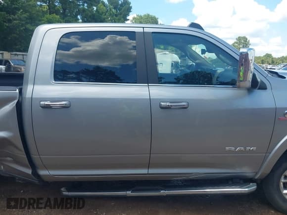 ✅ 2022 Ram 2500 Laramie • VIN: 3C6UR5FL2NG217596 • Lot: 42563044. Wystawiony na IAAI z przebiegiem 32 576 mil. Bezpłatny archiwum sprzedaży aukcyjnych z USA i szczegółowy raport historii pojazdu na DreamBid. Zdjęcie 14.