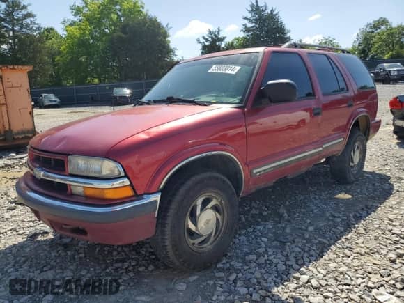 2000 Chevrolet Blazer LT z VIN 1GNDT13W0Y2320277, wystawiony jako Copart lot #55803014 z przebiegiem 168 938 mil mil oraz Szkoda całkowita • Salvage title. Historia ofert i sprzedaży dostępna na DreamBid. Obrazek 1.