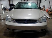 ✅ 2006 Ford Focus S • VIN: 1FAHP34N66W229395 • Lot: 90108605. Wystawiony na Copart z przebiegiem 85 544 mil. Bezpłatny archiwum sprzedaży aukcyjnych z USA i szczegółowy raport historii pojazdu na DreamBid. Zdjęcie 5.