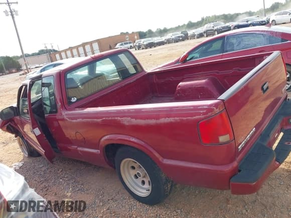 ✅ 2003 GMC Sonoma SLS • VIN: 1GTCS19X738242447 • Lot: 43095338. Wystawiony na IAAI z przebiegiem 215 634 mil. Bezpłatny archiwum sprzedaży aukcyjnych z USA i szczegółowy raport historii pojazdu na DreamBid. Zdjęcie 14.