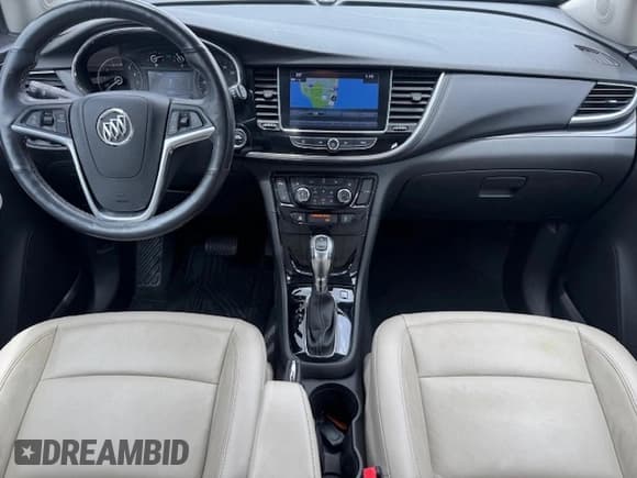 ✅ 2019 Buick Encore Essence • VIN: KL4CJCSM3KB734676 • Lot: 65609525. Wystawiony na Copart z przebiegiem 46 208 mil. Bezpłatny archiwum sprzedaży aukcyjnych z USA i szczegółowy raport historii pojazdu na DreamBid. Zdjęcie 8.