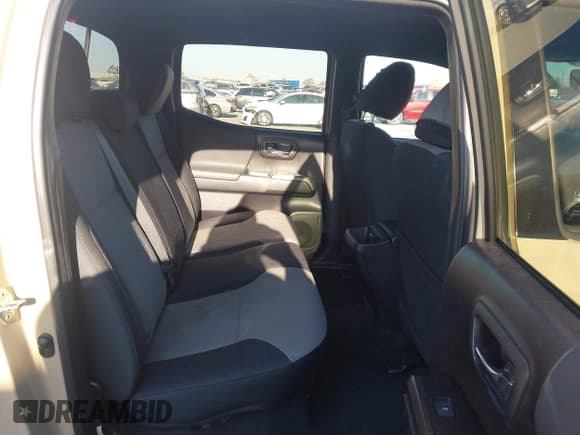 ✅ 2020 Toyota Tacoma SR5 • VIN: 3TMAZ5CN5LM136723 • Lot: 43066568. Wystawiony na IAAI z przebiegiem 67 792 mil. Bezpłatny archiwum sprzedaży aukcyjnych z USA i szczegółowy raport historii pojazdu na DreamBid. Zdjęcie 8.