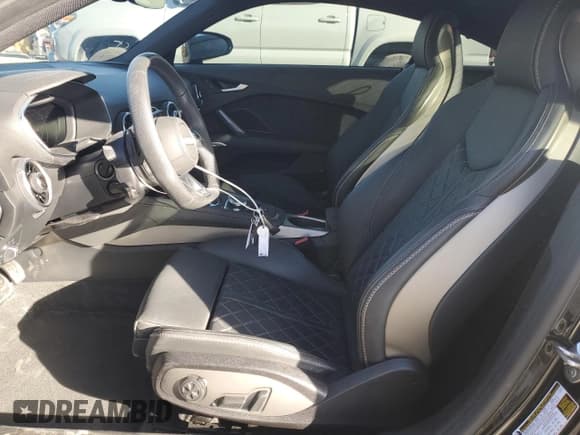 ✅ 2023 Audi TTS • VIN: TRUA1AFV7P1007029 • Lot: 84007784. Wystawiony na Copart z przebiegiem 8 876 mil. Bezpłatny archiwum sprzedaży aukcyjnych z USA i szczegółowy raport historii pojazdu na DreamBid. Zdjęcie 7.