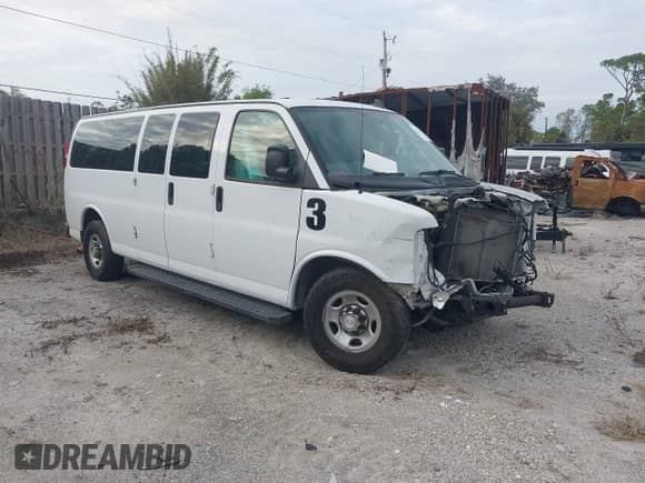 2018 Chevrolet Express Passenger LT z VIN 1GAZGPFG8J1250980, wystawiony jako IAAI lot #41346087 z przebiegiem Nie podano mil oraz . Historia ofert i sprzedaży dostępna na DreamBid. Obrazek 1.