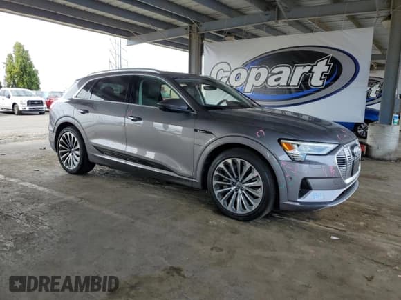 ✅ 2019 Audi e-tron Prestige • VIN: WA1VABGE8KB020661 • Лот: 72103635. Опубликован ранее на Copart с пробегом 63 961 миль. Бесплатный доступ к архиву аукционных продаж из США и подробный отчёт об истории автомобиля на DreamBid. Изображение 4.