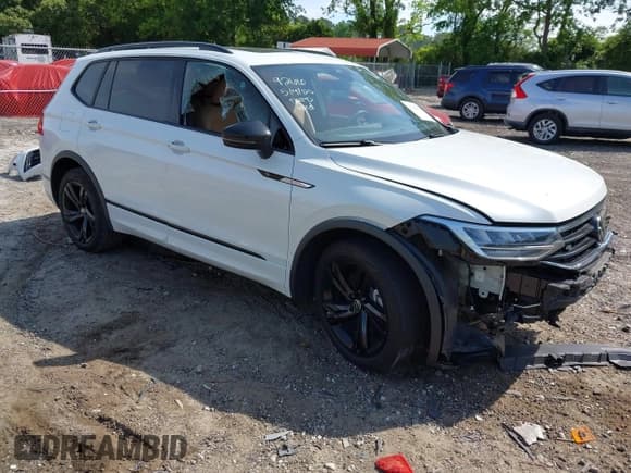 ✅ 2024 Volkswagen Tiguan SE R-Line Black • VIN: 3VVCB7AX4RM099266 • Lot: 42236374. Wystawiony na IAAI z przebiegiem 16 788 mil. Bezpłatny archiwum sprzedaży aukcyjnych z USA i szczegółowy raport historii pojazdu na DreamBid. Zdjęcie 1.