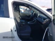 ✅ 2023 Toyota RAV4 Hybrid SE • VIN: 2T3T6RFV5PW044858 • Лот: 43513306. Опубликован ранее на IAAI с пробегом 9 918 миль. Бесплатный доступ к архиву аукционных продаж из США и подробный отчёт об истории автомобиля на DreamBid. Изображение 5.