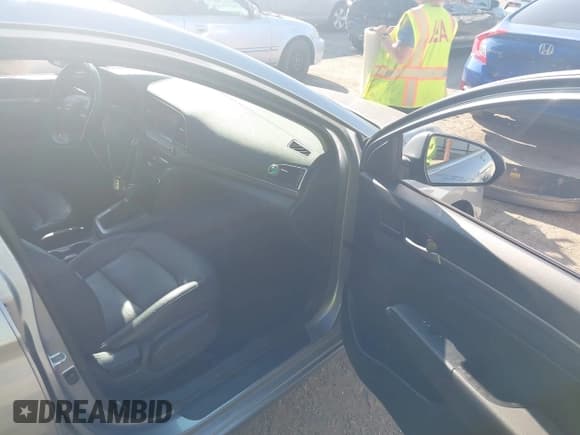 ✅ 2017 Hyundai Elantra SE • VIN: 5NPD84LF4HH080953 • Lot: 43291098. Listed on IAAI with 152,760 mi. Free auction sales archive from the USA and detailed vehicle history report at DreamBid. Image 5.