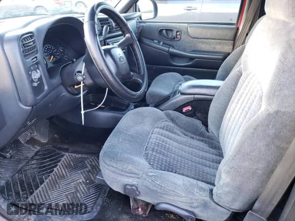 2000 Chevrolet Blazer LT z VIN 1GNDT13W9Y2332220, wystawiony jako Copart lot #76414824 z przebiegiem Nie podano mil oraz Czysty tytuł • Clean title. Historia ofert i sprzedaży dostępna na DreamBid. Obrazek 7.