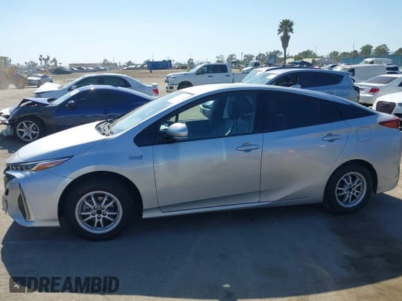 ✅ 2017 Toyota Prius Plus • VIN: JTDKARFP6H3021962 • Lot: 42235283. Listed on IAAI with 168,233 mi. Free auction sales archive from the USA and detailed vehicle history report at DreamBid. Image 14.