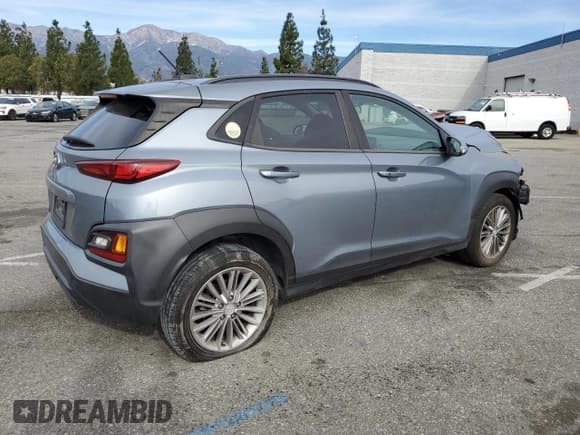 ✅ 2018 Hyundai Kona SEL • VIN: KM8K22AA0JU133434 • Лот: 89408885. Опубликован ранее на Copart с пробегом 83 412 миль. Бесплатный доступ к архиву аукционных продаж из США и подробный отчёт об истории автомобиля на DreamBid. Изображение 3.