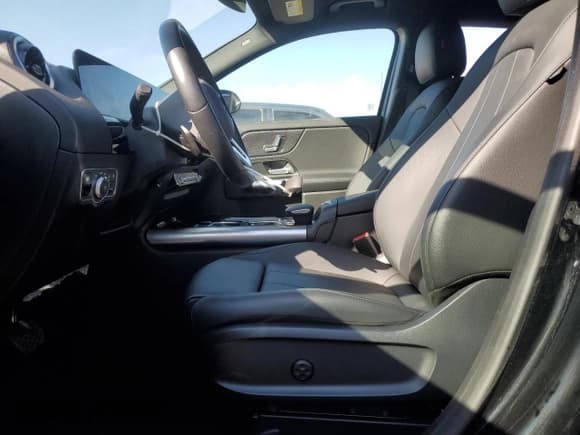 ✅ 2023 Mercedes-Benz GLA 250 • VIN: W1N4N4GB5PJ474928 • Lot: 85147345. Wystawiony na Copart z przebiegiem 41 016 mil. Bezpłatny archiwum sprzedaży aukcyjnych z USA i szczegółowy raport historii pojazdu na DreamBid. Zdjęcie 7.