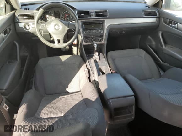 ✅ 2015 Volkswagen Passat S • VIN: 1VWAT7A38FC063378 • Лот: 93134135. Опубликован ранее на Copart с пробегом 112 565 миль. Бесплатный доступ к архиву аукционных продаж из США и подробный отчёт об истории автомобиля на DreamBid. Изображение 8.