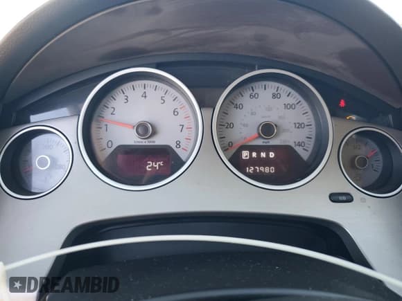 ✅ 2011 Volkswagen Routan SE • VIN: 2V4RW3DG6BR669497 • Lot: 82181475. Wystawiony na Copart z przebiegiem 127 980 mil. Bezpłatny archiwum sprzedaży aukcyjnych z USA i szczegółowy raport historii pojazdu na DreamBid. Zdjęcie 9.