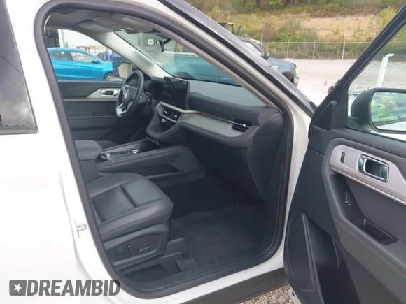 ✅ 2025 Ford Explorer Active • VIN: 1FMUK8DHXSGA70668 • Lot: 43329976. Listed on IAAI with 6,294 mi. Free auction sales archive from the USA and detailed vehicle history report at DreamBid. Image 5.