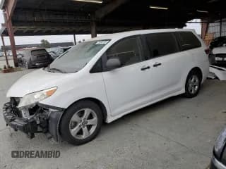 ✅ 2018 Toyota Sienna L • VIN: 5TDZZ3DC3JS952718 • Lot: 70334185. Listed on Copart with 37,231 mi. Free auction sales archive from the USA and detailed vehicle history report at DreamBid. Image 1.