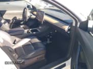 ✅ 2022 Tesla Model Y Long Range • VIN: 7SAYGDEE2NF385647 • Lot: 43434361. Wystawiony na IAAI z przebiegiem 86 365 mil. Bezpłatny archiwum sprzedaży aukcyjnych z USA i szczegółowy raport historii pojazdu na DreamBid. Zdjęcie 5.