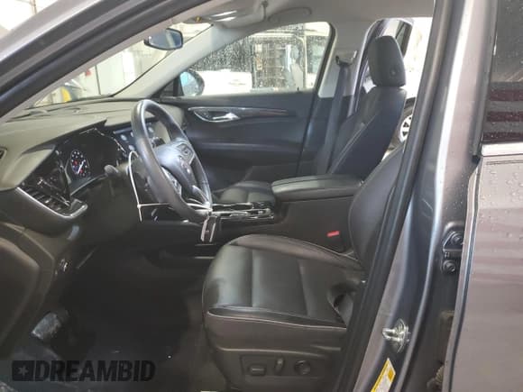 ✅ 2021 Buick Envision Essence • VIN: LRBFZPR41MD123835 • Lot: 65264335. Wystawiony na Copart z przebiegiem 24 491 mil. Bezpłatny archiwum sprzedaży aukcyjnych z USA i szczegółowy raport historii pojazdu na DreamBid. Zdjęcie 7.