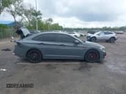 ✅ 2024 Volkswagen Jetta 40th Anniversary Edition • VIN: 3VW9T7BU7RM003590 • Lot: 42181046. Wystawiony na IAAI z przebiegiem 20 777 mil. Bezpłatny archiwum sprzedaży aukcyjnych z USA i szczegółowy raport historii pojazdu na DreamBid. Zdjęcie 14.