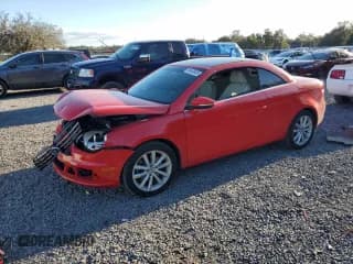 ✅ 2015 Volkswagen Eos Komfort • VIN: WVWBW8AH3FV000967 • Lot: 86496935. Wystawiony na Copart z przebiegiem 124 701 mil. Bezpłatny archiwum sprzedaży aukcyjnych z USA i szczegółowy raport historii pojazdu na DreamBid. Zdjęcie 1.