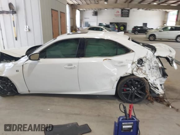 ✅ 2017 Lexus IS 200t • VIN: JTHBA1D26H5049840 • Lot: 42582591. Wystawiony na IAAI z przebiegiem 93 783 mil. Bezpłatny archiwum sprzedaży aukcyjnych z USA i szczegółowy raport historii pojazdu na DreamBid. Zdjęcie 13.