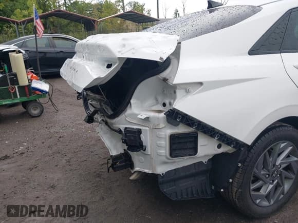 ✅ 2024 Hyundai Elantra SEL • VIN: KMHLM4DG8RU641513 • Lot: 43403885. Listed on IAAI with 33,573 mi. Free auction sales archive from the USA and detailed vehicle history report at DreamBid. Image 22.