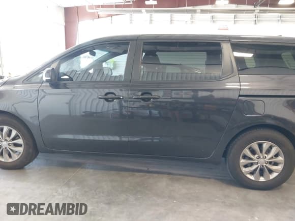 ✅ 2020 Kia Sedona EX • VIN: KNDMB5C15L6593188 • Lot: 42643755. Wystawiony na IAAI z przebiegiem 144 167 mil. Bezpłatny archiwum sprzedaży aukcyjnych z USA i szczegółowy raport historii pojazdu na DreamBid. Zdjęcie 13.