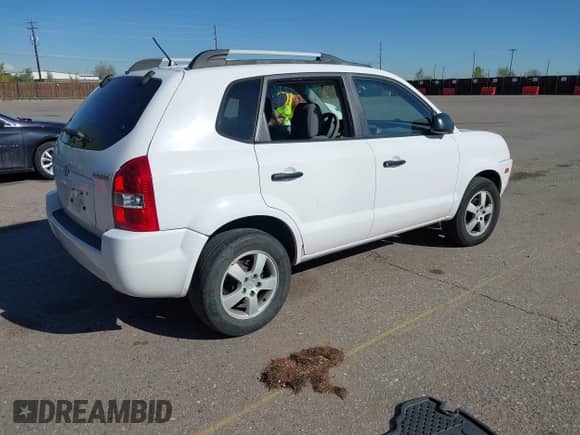 2006 Hyundai Tucson GL z VIN KM8JM72B56U324168, wystawiony jako IAAI lot #42146955 z przebiegiem 206 919 mil mil oraz . Historia ofert i sprzedaży dostępna na DreamBid. Obrazek 4.