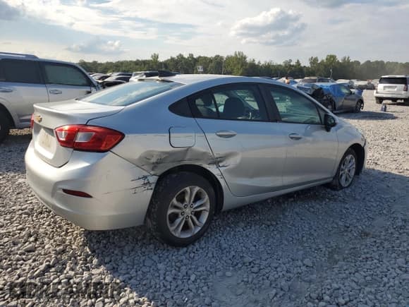 ✅ 2019 Chevrolet Cruze LS • VIN: 1G1BC5SM4K7112235 • Lot: 81421275. Listed on Copart with 153,570 mi. Free auction sales archive from the USA and detailed vehicle history report at DreamBid. Image 3.