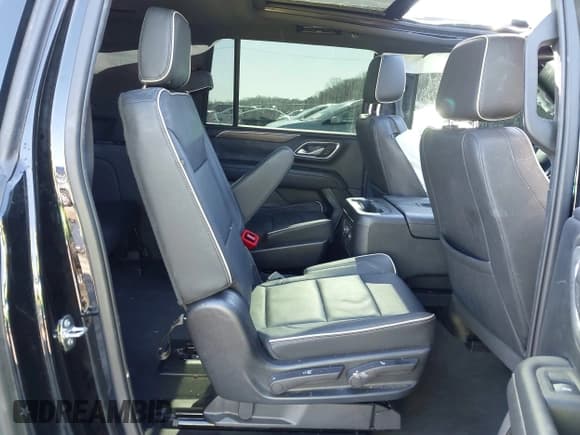 ✅ 2022 Chevrolet Suburban Premier • VIN: 1GNSKFKD5NR344147 • Lot: 41358509. Wystawiony na IAAI z przebiegiem 41 046 mil. Bezpłatny archiwum sprzedaży aukcyjnych z USA i szczegółowy raport historii pojazdu na DreamBid. Zdjęcie 8.