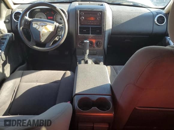 ✅ 2010 Ford Explorer Sport Trac XLT • VIN: 1FMEU3BE3AUF03905 • Лот: 56281405. Опубликован ранее на Copart с пробегом 138 110 миль. Бесплатный доступ к архиву аукционных продаж из США и подробный отчёт об истории автомобиля на DreamBid. Изображение 8.