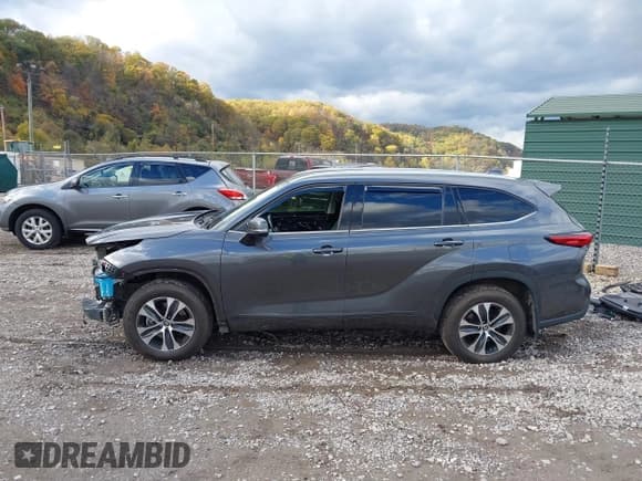 ✅ 2022 Toyota Highlander Hybrid XLE • VIN: 5TDGBRCH7NS541727 • Lot: 43573558. Wystawiony na IAAI z przebiegiem 79 995 mil. Bezpłatny archiwum sprzedaży aukcyjnych z USA i szczegółowy raport historii pojazdu na DreamBid. Zdjęcie 15.
