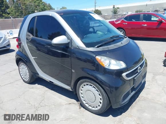 ✅ 2013 Smart fortwo Pure • VIN: WMEEJ3BA6DK676071 • Lot: 42677618. Wystawiony na IAAI z przebiegiem 191 709 mil. Bezpłatny archiwum sprzedaży aukcyjnych z USA i szczegółowy raport historii pojazdu na DreamBid. Zdjęcie 1.