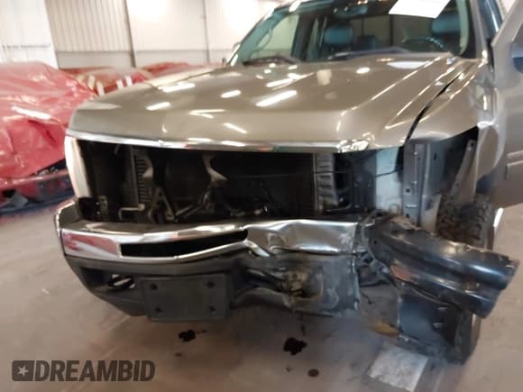 ✅ 2008 Chevrolet Silverado 2500HD 1LT • VIN: 1GCHK29698E176379 • Lot: 41808600. Wystawiony na IAAI z przebiegiem 182 610 mil. Bezpłatny archiwum sprzedaży aukcyjnych z USA i szczegółowy raport historii pojazdu na DreamBid. Zdjęcie 18.