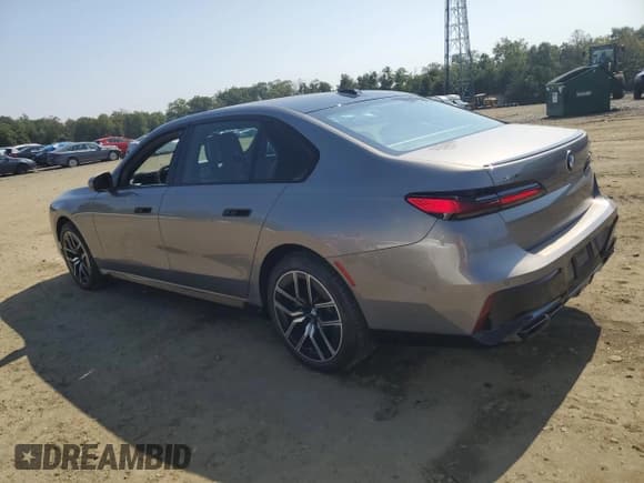 ✅ 2024 BMW 7 Series 760i xDrive • VIN: WBA33EJ00RCP27213 • Lot: 81307135. Wystawiony na Copart z przebiegiem 10 216 mil. Bezpłatny archiwum sprzedaży aukcyjnych z USA i szczegółowy raport historii pojazdu na DreamBid. Zdjęcie 2.