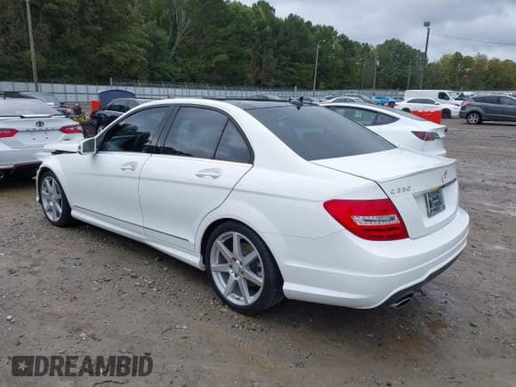 ✅ 2014 Mercedes-Benz C 250 Sport • VIN: WDDGF4HBXEG203170 • Lot: 43379040. Wystawiony na IAAI z przebiegiem 112 411 mil. Bezpłatny archiwum sprzedaży aukcyjnych z USA i szczegółowy raport historii pojazdu na DreamBid. Zdjęcie 3.