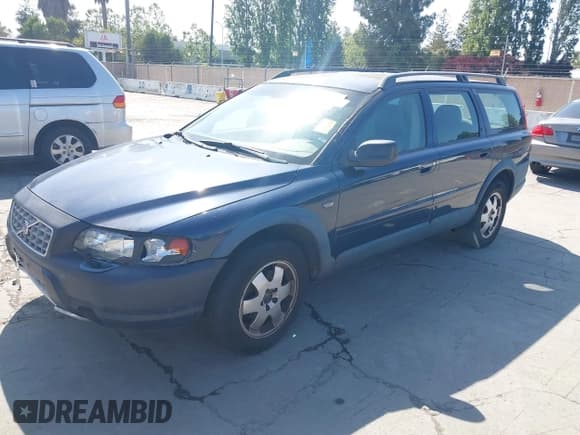 ✅ 2003 Volvo V70 XC70 • VIN: YV1SZ59H231101084 • Lot: 42228479. Wystawiony na IAAI z przebiegiem 136 188 mil. Bezpłatny archiwum sprzedaży aukcyjnych z USA i szczegółowy raport historii pojazdu na DreamBid. Zdjęcie 2.